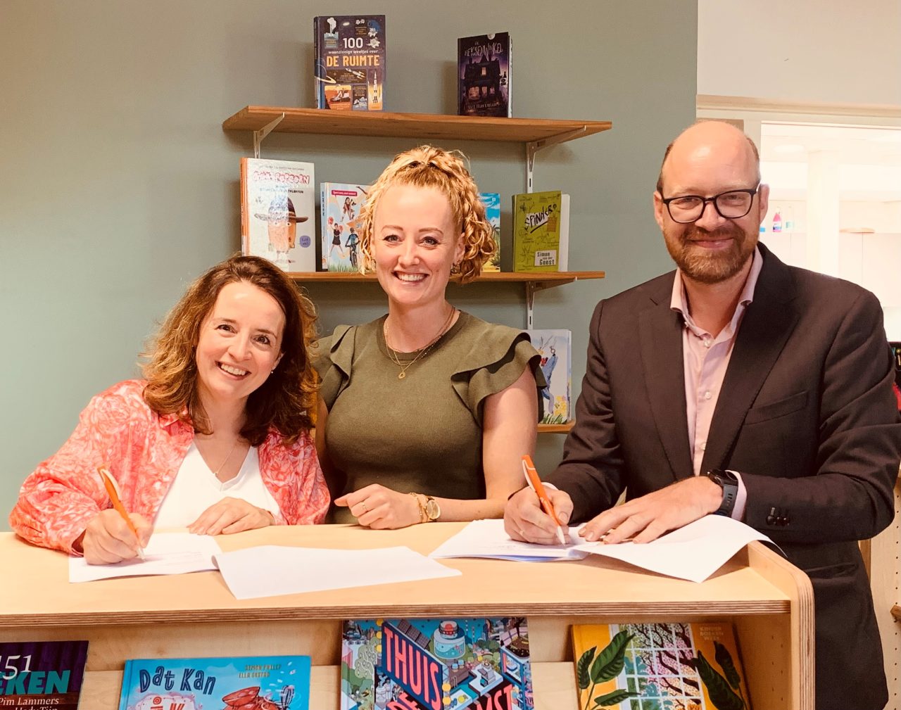 De Bonte Boomhut - Foto-ondertekening-bibiliotheek-op-school-1280x1009